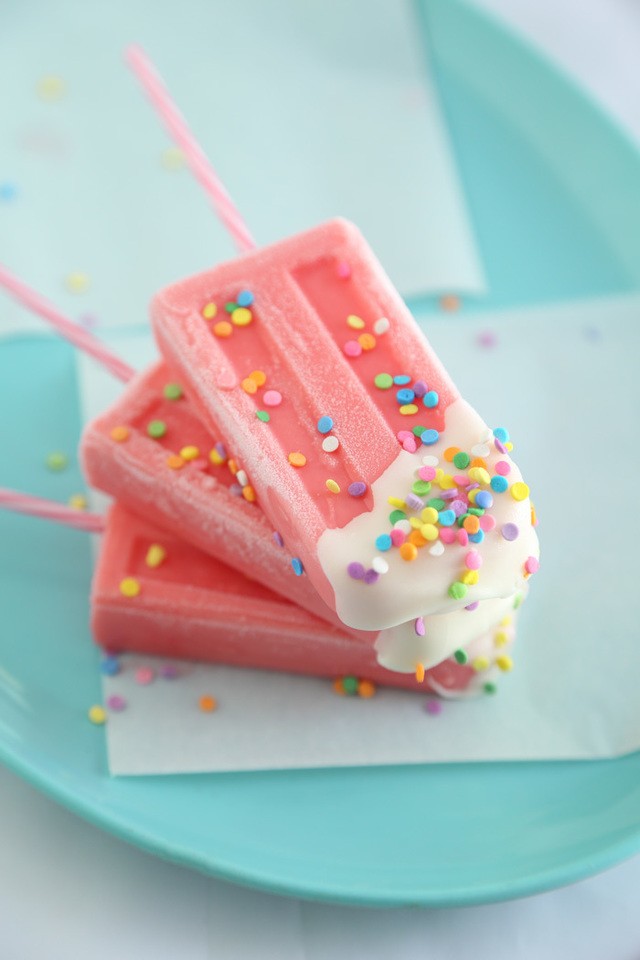 1489931134 strawberry milk ice pops 4