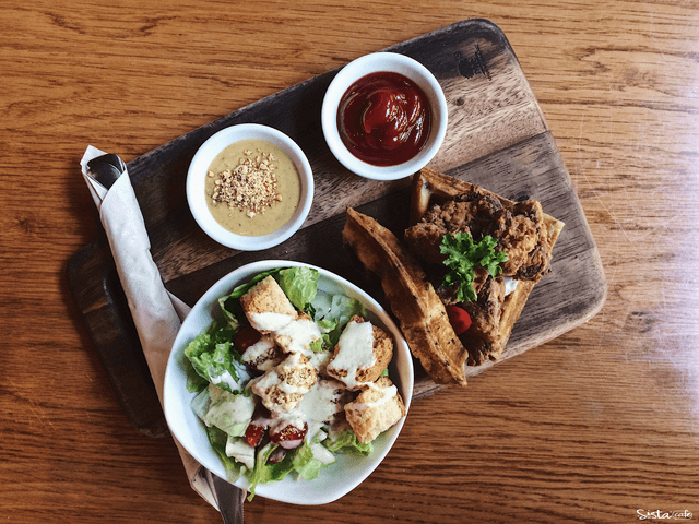 [ Veganerie Concept Signature คาเฟ่ย่านพร้อมพงษ์ ]   Signature Vegan Fires Chicken & Waffles
