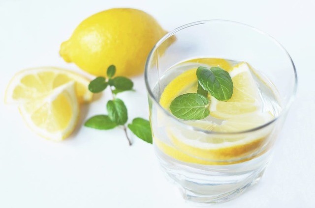 1490340523 water drink fresh lemons