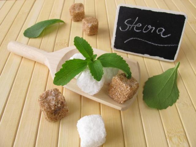 1490619785 stevia leaves and sugar cubes