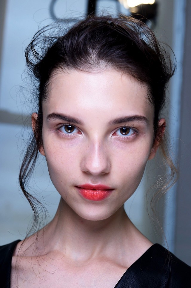https://image.sistacafe.com/images/uploads/content_image/image/323273/1490286811-the-most-important-beauty-trends-from-nyfw-so-far-1894278-1473284598.640x0c.jpg