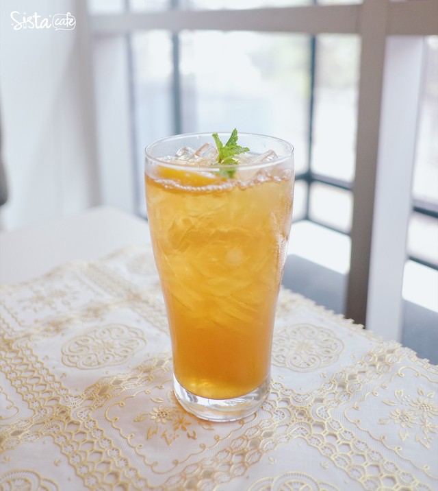คาเฟ่ สุขุมวิท ทองหล่อ Beehive Buns Bakery Peach Iced Tea