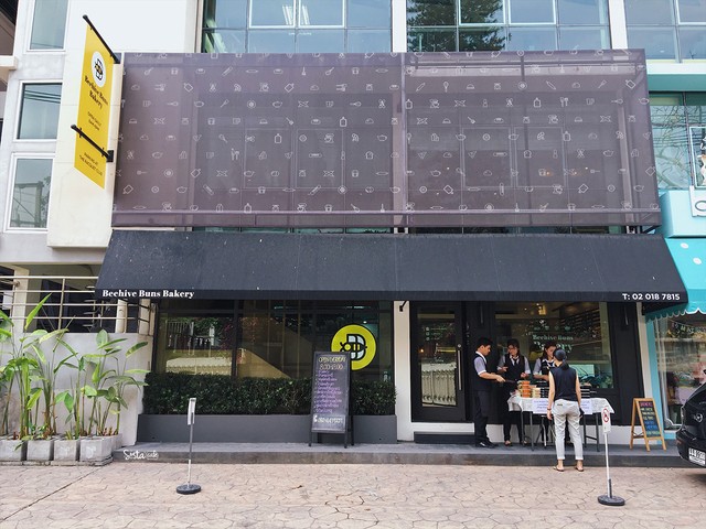 คาเฟ่ สุขุมวิท ทองหล่อ Beehive Buns Bakery ตกแต่งร้านด้วยสีดำ