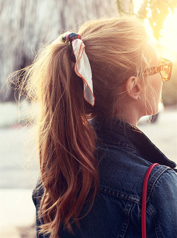https://image.sistacafe.com/images/uploads/content_image/image/32702/1441346775-High-ponytail-hairstyle-for-longh-hair-with-small-accessory-to-be-more-fashionable.jpg