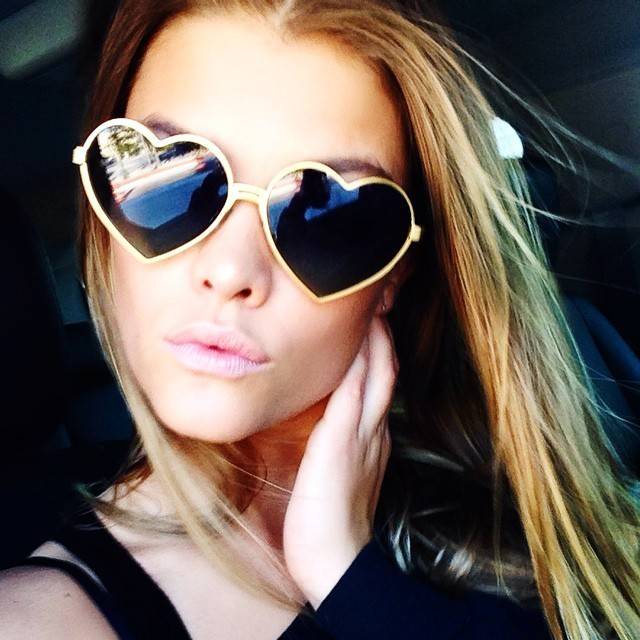 https://image.sistacafe.com/images/uploads/content_image/image/32812/1441361716-nina-heart-glasses.jpg