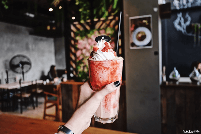 [ คาเฟ่น่านั่ง กรุงเทพ ] เมนูเครื่องดื่มคลายร้อน Strawberry Cheesecake Frappe (175.-) 