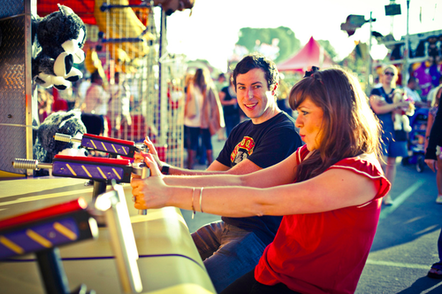 https://image.sistacafe.com/images/uploads/content_image/image/33706/1441701781-couple-playing-amusement-game-shooting_large.png