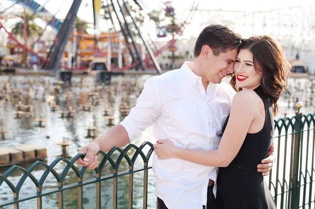 https://image.sistacafe.com/images/uploads/content_image/image/33719/1441702419-Couple-in-front-of-ferris-wheel-at-Disneyland-Theme-Park-in-CA.-Engagement-photos-by-Scot-Woodman-Photography.jpg