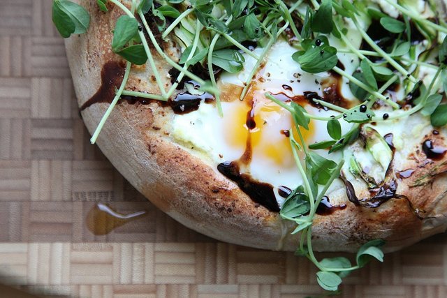 1492411313 asparagus egg pizza