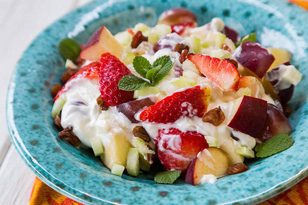 https://image.sistacafe.com/images/uploads/content_image/image/33991/1441769981-Skinny-Fruit-Yogurt-Salad2.jpg