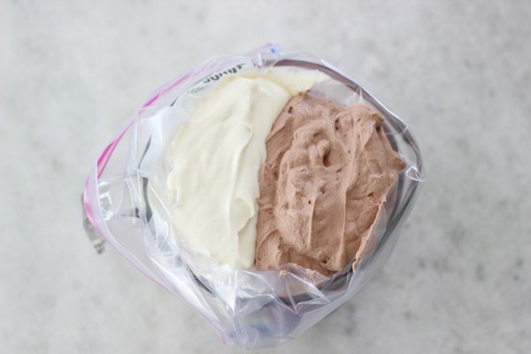 https://image.sistacafe.com/images/uploads/content_image/image/340412/1492664622-Creamy-Vanilla-and-Chocolate-Swirl-Ice-Cream-1-19.jpg