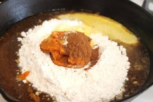 https://image.sistacafe.com/images/uploads/content_image/image/34352/1441802662-adding-flour-pumpkin-eggs-and-spices-for-skillet-cookie-530x353.jpg