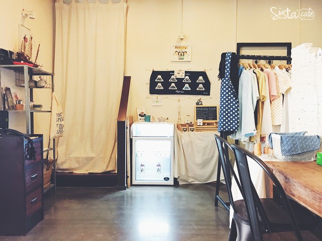 คาเฟ่ชาเขียว น่ารักๆ สุขุมวิท 39 Tealily Cafe มุมสินค้า