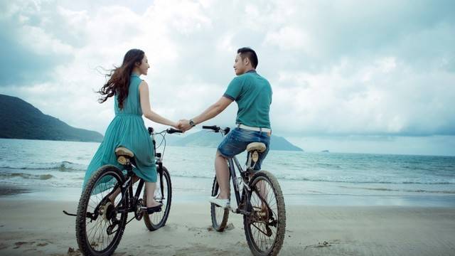 https://image.sistacafe.com/images/uploads/content_image/image/34721/1441874541-couple-bicycle-riding-on-beach-hd-wallpaper.jpg