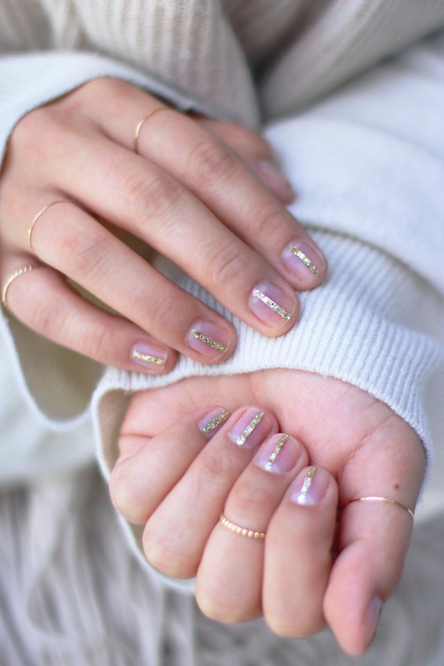 1494136888 goldstripednails8