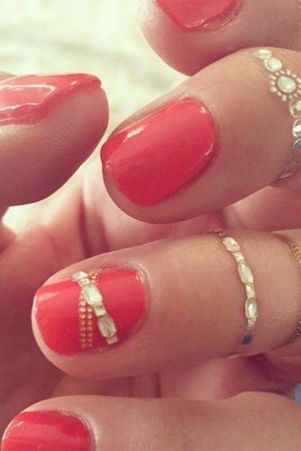 https://image.sistacafe.com/images/uploads/content_image/image/351790/1494222442-bracelet-nail-art-trend-3-334x500.jpg