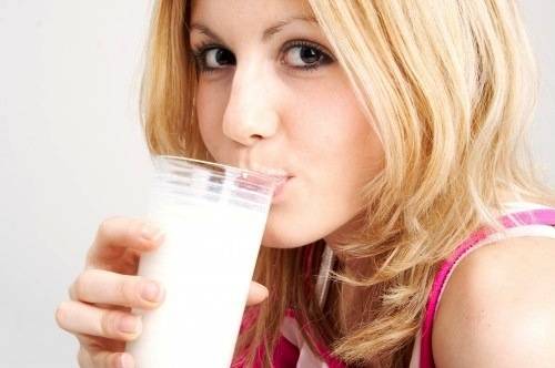 https://image.sistacafe.com/images/uploads/content_image/image/35210/1441945675-lady-drinking-milk-500x332.jpeg