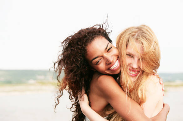https://image.sistacafe.com/images/uploads/content_image/image/35407/1442461491-two-female-friends-hugging-and-smiling.jpg