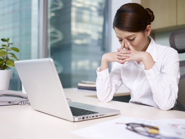 https://image.sistacafe.com/images/uploads/content_image/image/354854/1494730402-woman-fatigued-at-office-with-laptop.jpg