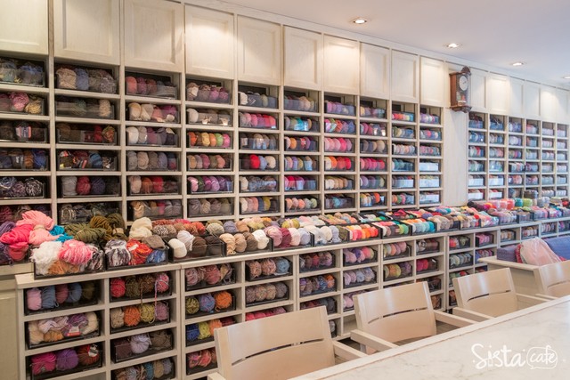  บริเวณตู้ไหมพรมหลากหลายแบบหลากหลายสีในร้าน Big Knit คาเฟ่ สุขุมวิท 49 