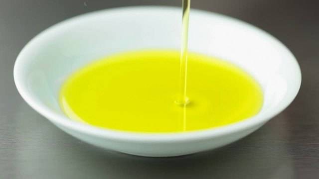 https://image.sistacafe.com/images/uploads/content_image/image/35839/1441992563-156021737-small-bowl-olive-oil-bowl-object-pouring-in.jpg