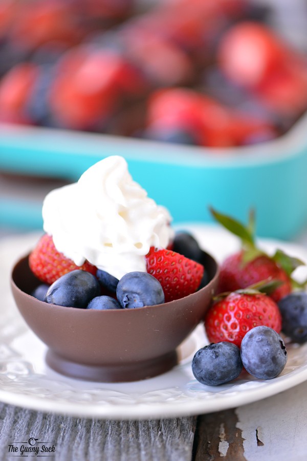 https://image.sistacafe.com/images/uploads/content_image/image/360251/1495457019-Chocolate_Balloon_Bowls_With_Fresh_Fruit.jpg