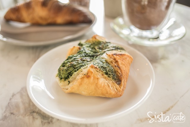คาเฟ่ สุขุมวิท 23 Cloudnine Nail Bar & Cafe Spinach Danish ขนมปังแดนิชหน้าผักโขม