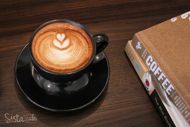 Montdao x Radi คาเฟ่ย่านทองหล่อ  : เมนู Hot Cafe Latte (ราคา 60 บาท) 