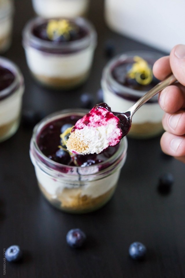 https://image.sistacafe.com/images/uploads/content_image/image/362241/1495633403-Mini-No-Bake-Cheesecakes-with-Blueberry-Sauce-4-683x1024.jpg