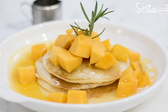 [ คาเฟ่ เอกมัย ] Fresh Cream mango pancake (220-.) แพนเค้กมะม่วงสุดน่ากิน พร้อมซอสมะม่วงเข้มข้น Mango lover เห็นแบบนี้อดใจได้หรือเปล่าน้าา 