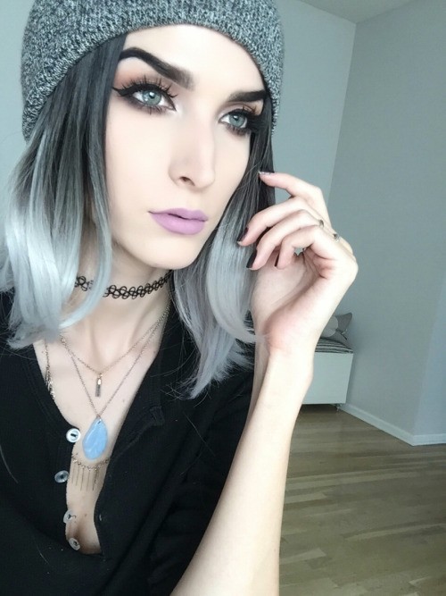 1496594460 grunge girl wearing a beanie with pastel lipstick