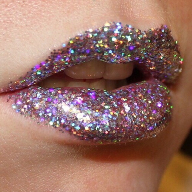 1496595181 glitter finish with sparkles and shiny lipstick 696x696