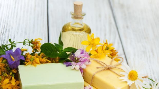 https://image.sistacafe.com/images/uploads/content_image/image/368618/1496636671-chamomile-oil_620x350_41487757118.jpg
