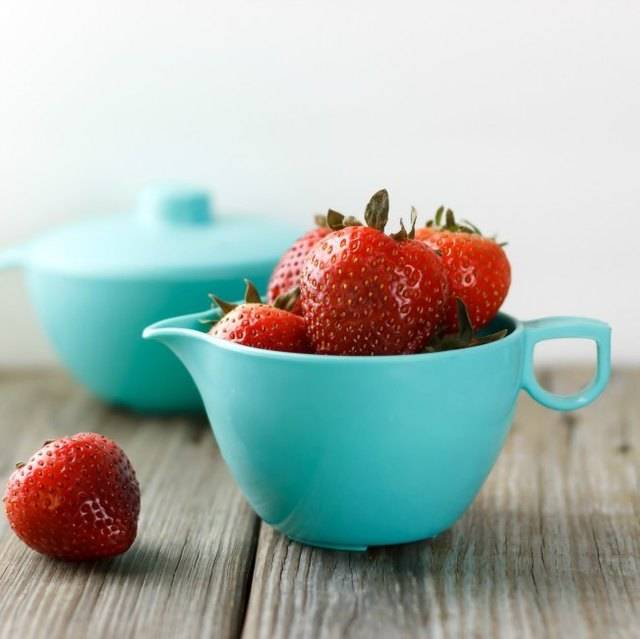 https://image.sistacafe.com/images/uploads/content_image/image/36925/1442328576-strawberries_in_blue.jpg