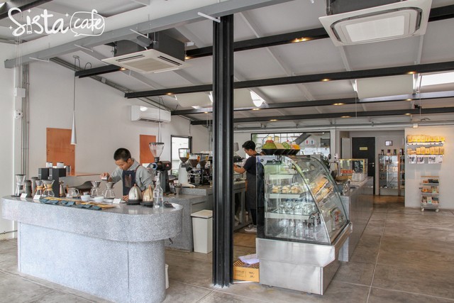 Pacamara Coffee Roasters [คาเฟ่ย่านทองหล่อ 25] บรรยากาศภายในร้าน เคาท์เตอร์บาร์จะตั้งอยู่ใจกลางร้าน เปิดโอกาสให้ผู้ที่สนใจได้มาเรียนรู้การชงในรูปแบบต่างๆ ค่ะ ทั้ง Slow bar และ Fast bar