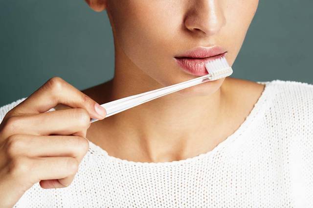 1496878631 the toothbrush method to get pink lips naturally