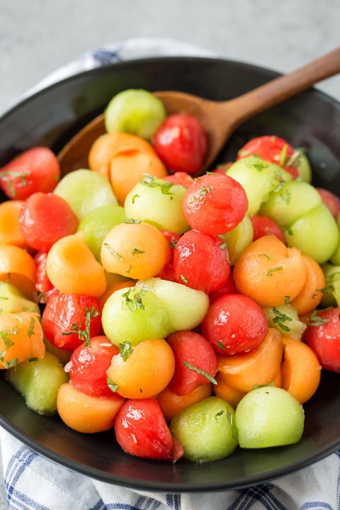 https://image.sistacafe.com/images/uploads/content_image/image/372284/1496985325-gallery-1496427838-summer-fruit-salad-serrano-mint-syrup-4.jpg