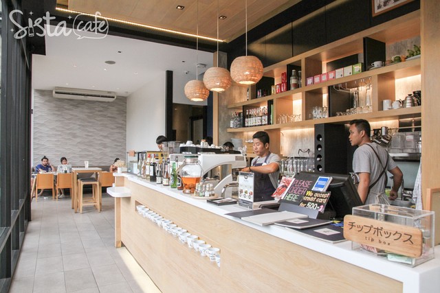 [Nikko Cafe ร้านกาแฟ เอกมัย] ใครหิวก็รีบพุ่งมาสั่งอาหารและชำระเงินได้ที่บาร์ด้านล่างนี้เลยค่ะ