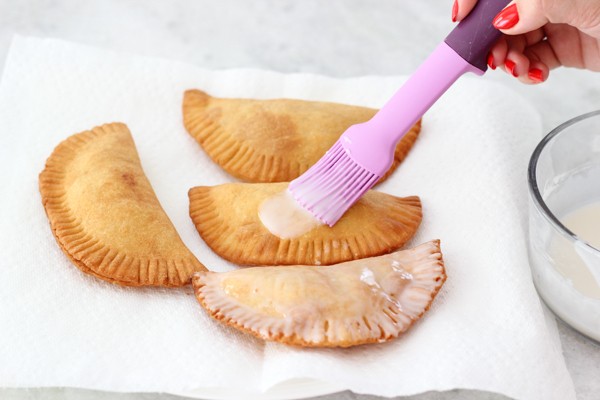 https://image.sistacafe.com/images/uploads/content_image/image/374471/1497248772-Peach-Hand-Pies-1-16.jpg