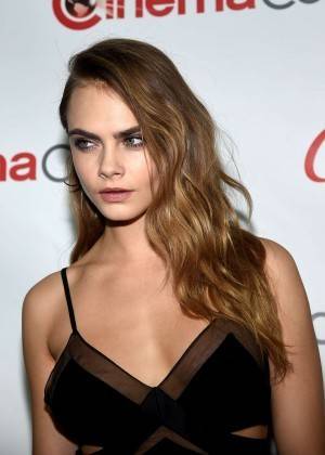 https://image.sistacafe.com/images/uploads/content_image/image/37517/1442473942-Cara-Delevingne_-2015-CinemaCon-Big-Screen-Achievement-Awards--05-300x420.jpg