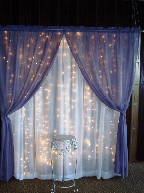 https://image.sistacafe.com/images/uploads/content_image/image/377318/1497503899-Curtain-lights-and-sheer-fabric-would-make-a-neat-backdrop-for-a-photo-booth-600x800.jpg