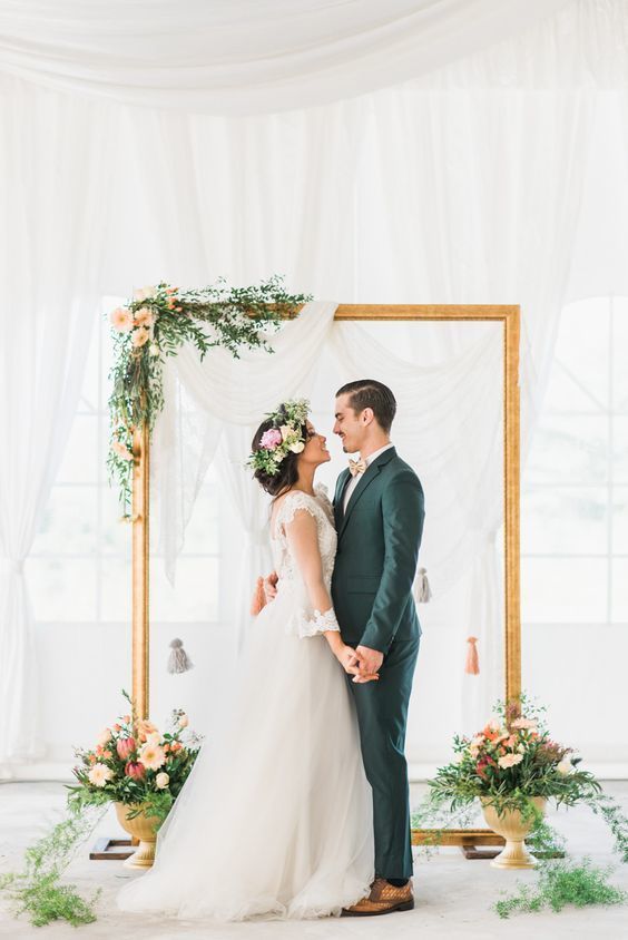 https://image.sistacafe.com/images/uploads/content_image/image/377337/1497504608-Gold-frame-wedding-backdrop-accented-with-rustic-flowers.jpg