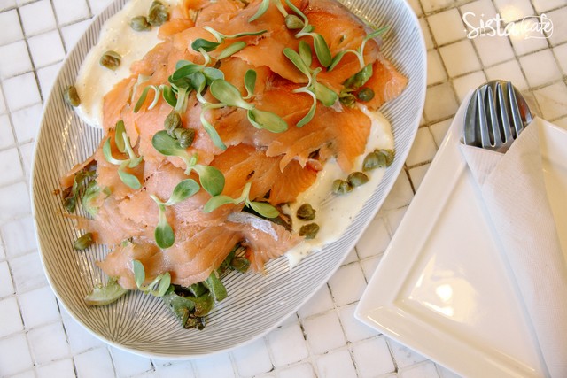 [storyline คาเฟ่ สุขุมวิท 39] smoked salmon salad w sour cream caper