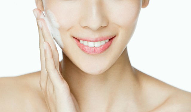 https://image.sistacafe.com/images/uploads/content_image/image/379820/1497866252-how-to-wash-your-face-when-you-have-dry-skin1.jpg
