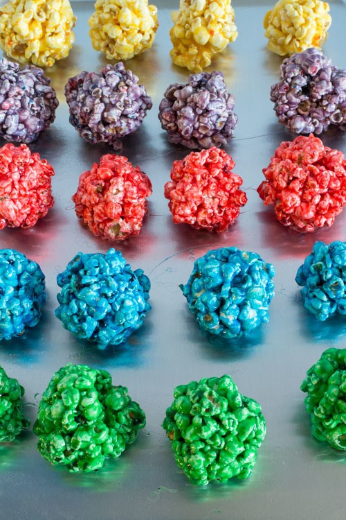 https://image.sistacafe.com/images/uploads/content_image/image/380043/1497884686-How-to-Make-Rainbow-Popcorn-Balls_9.jpg