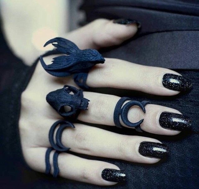 https://image.sistacafe.com/images/uploads/content_image/image/380503/1497939097-Black-glitter-nails-with-goth-rings.jpg