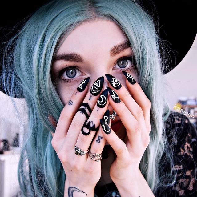 https://image.sistacafe.com/images/uploads/content_image/image/380515/1497939378-Black-matte-nails-with-Rogue-the-Wolf-rings.jpg