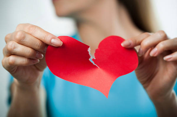 https://image.sistacafe.com/images/uploads/content_image/image/38137/1442568843-woman-tearing-heart.jpg