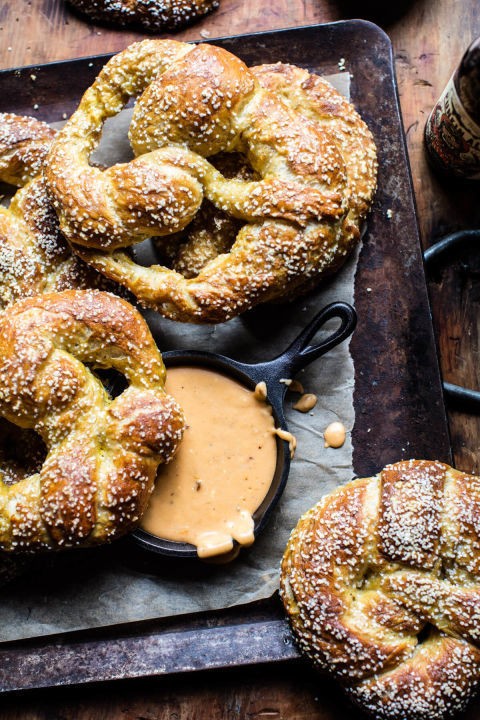 https://image.sistacafe.com/images/uploads/content_image/image/381553/1498023127-gallery-1497982255-pumpkin-beer-pretzels-with-chipotle-queso-1.jpg