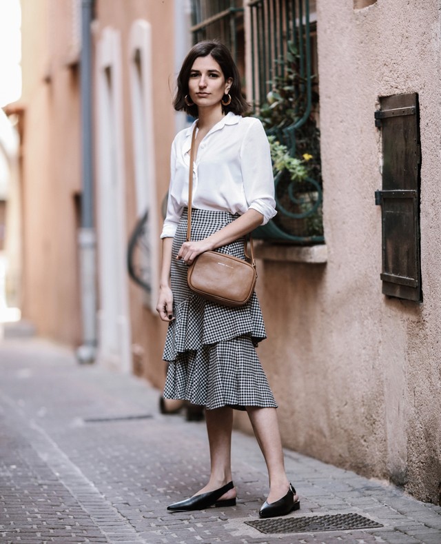 https://image.sistacafe.com/images/uploads/content_image/image/381579/1498023996-a-gingham-ruffle-skirt-mango-black-and-white-marks-spencer-sling-back-shoes-street-style-st-tropez-blogger.jpg